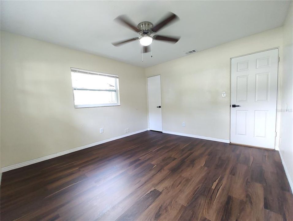 For Sale: $305,000 (2 beds, 1 baths, 895 Square Feet)