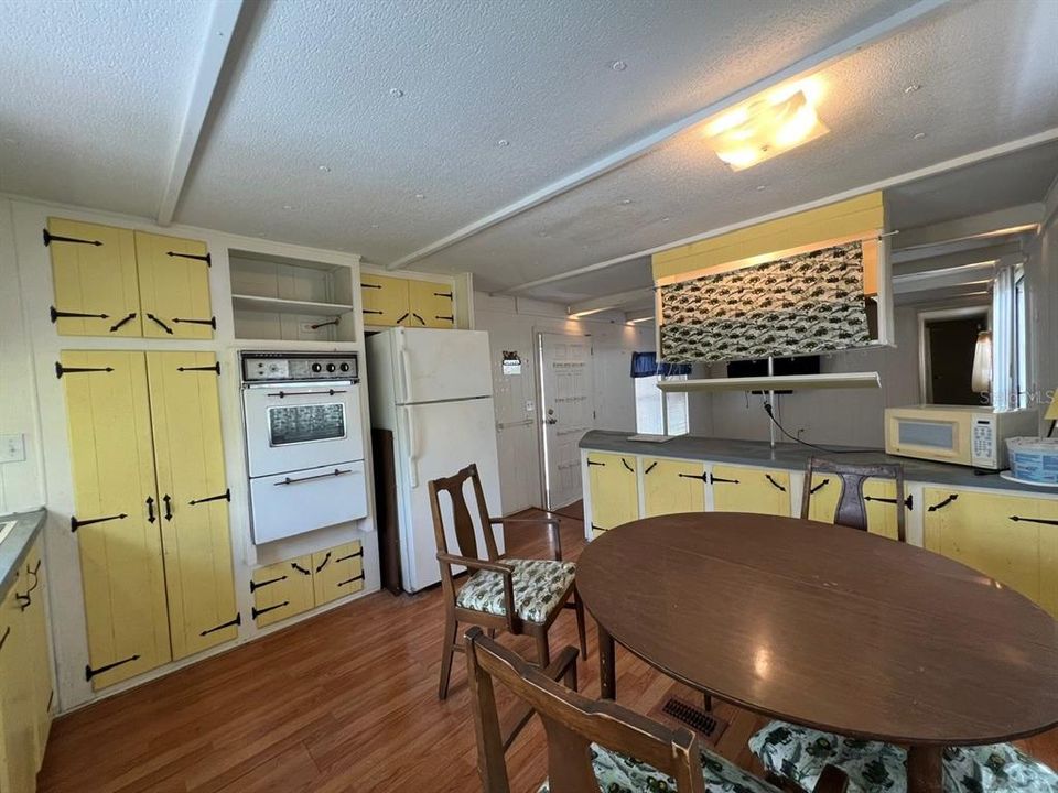 For Sale: $97,900 (2 beds, 2 baths, 672 Square Feet)