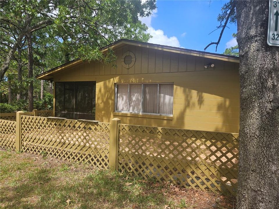 For Sale: $169,900 (2 beds, 1 baths, 972 Square Feet)