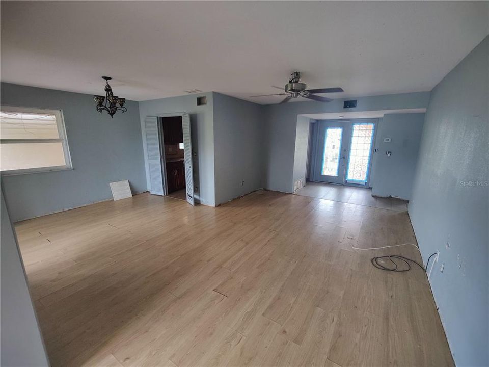 For Sale: $215,000 (3 beds, 1 baths, 1383 Square Feet)