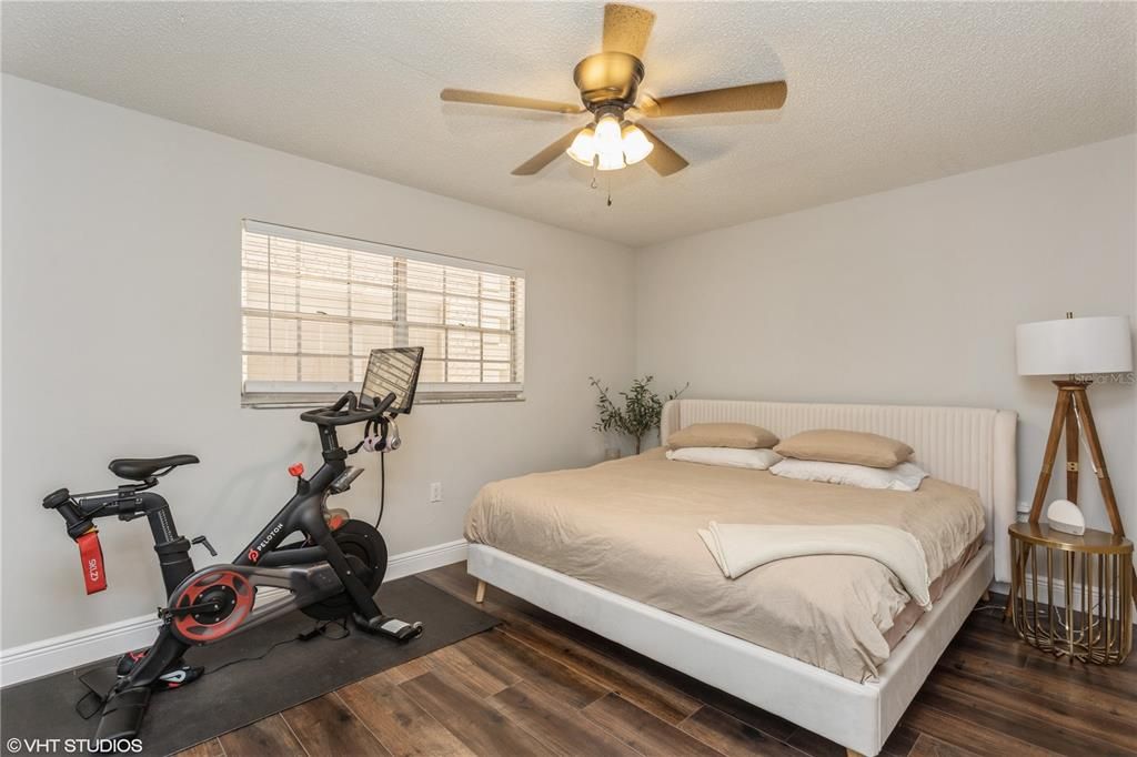 For Sale: $345,000 (2 beds, 1 baths, 899 Square Feet)