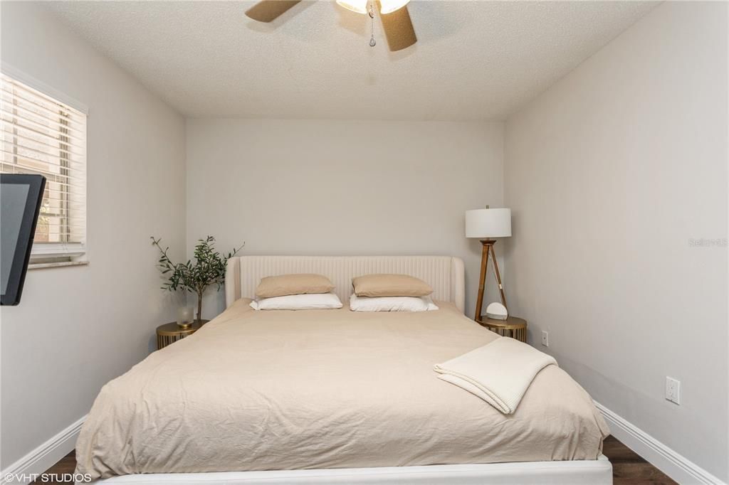 For Sale: $345,000 (2 beds, 1 baths, 899 Square Feet)