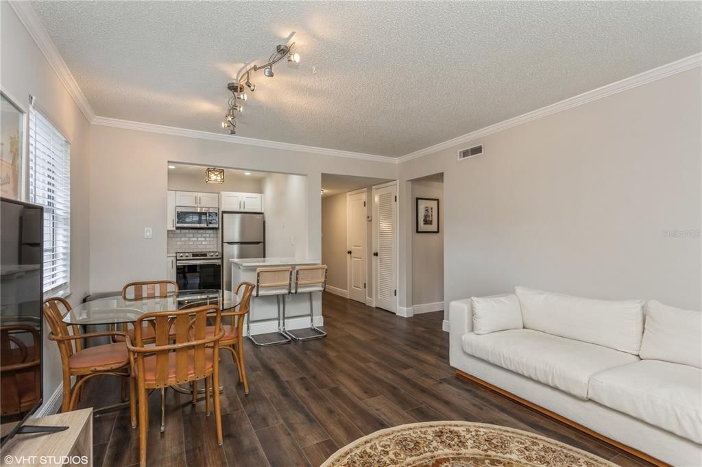 For Sale: $345,000 (2 beds, 1 baths, 899 Square Feet)