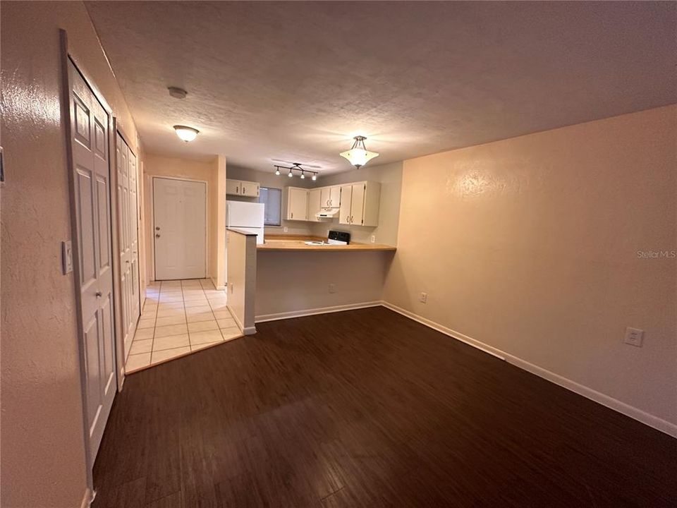 For Rent: $1,200 (2 beds, 2 baths, 874 Square Feet)