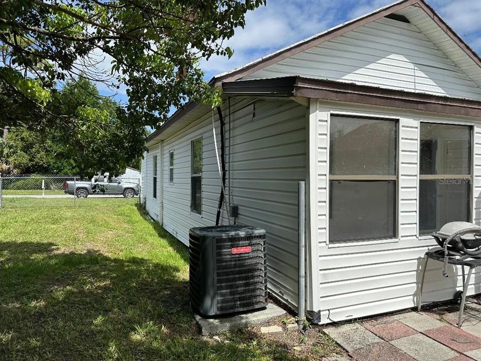 For Sale: $219,900 (2 beds, 1 baths, 880 Square Feet)