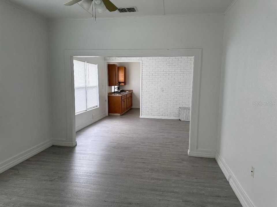 For Sale: $219,900 (2 beds, 1 baths, 880 Square Feet)