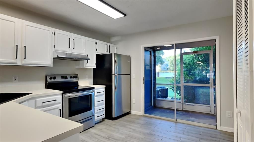 Active With Contract: $219,900 (2 beds, 2 baths, 919 Square Feet)