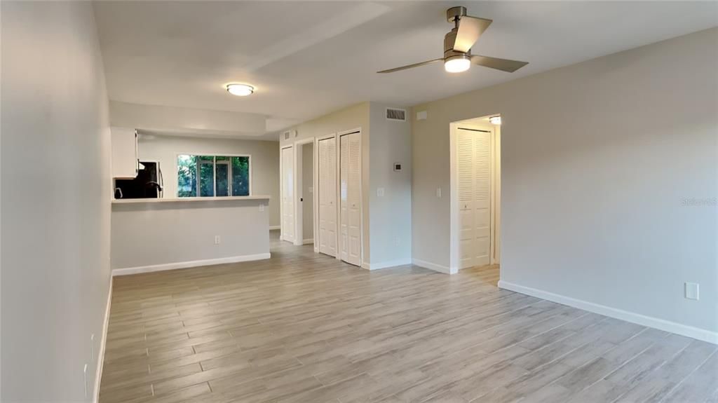 Active With Contract: $219,900 (2 beds, 2 baths, 919 Square Feet)