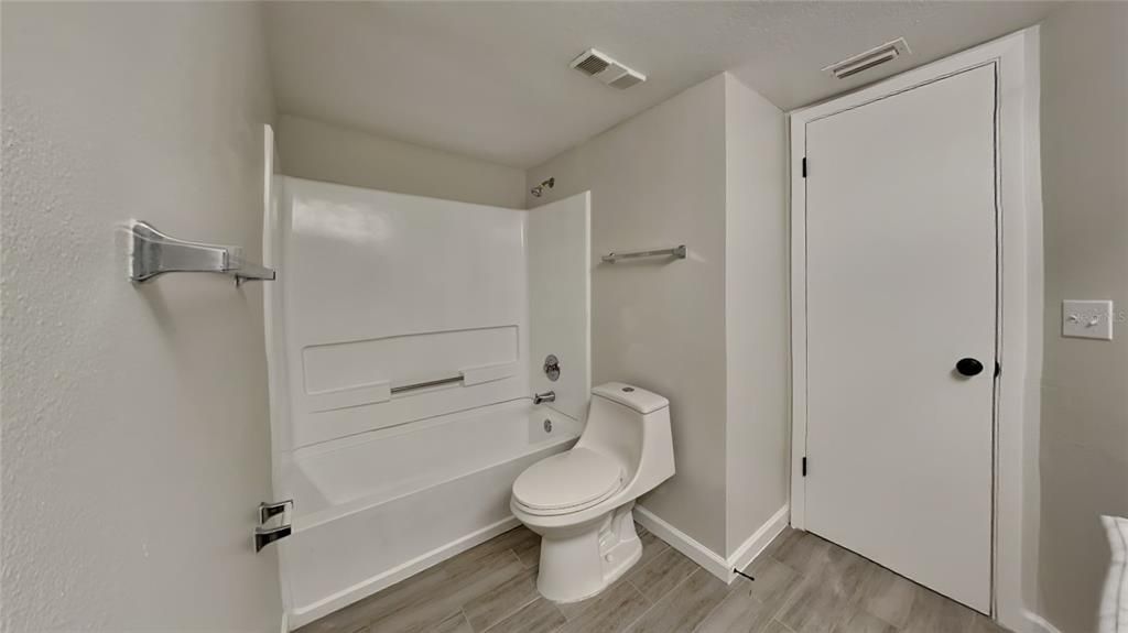 Active With Contract: $219,900 (2 beds, 2 baths, 919 Square Feet)