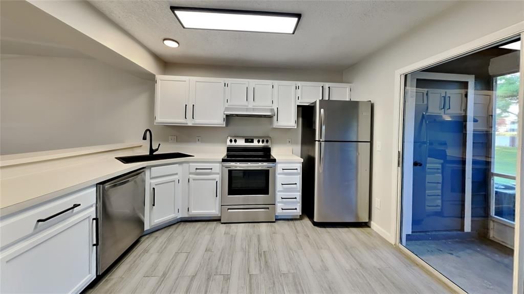 Active With Contract: $219,900 (2 beds, 2 baths, 919 Square Feet)