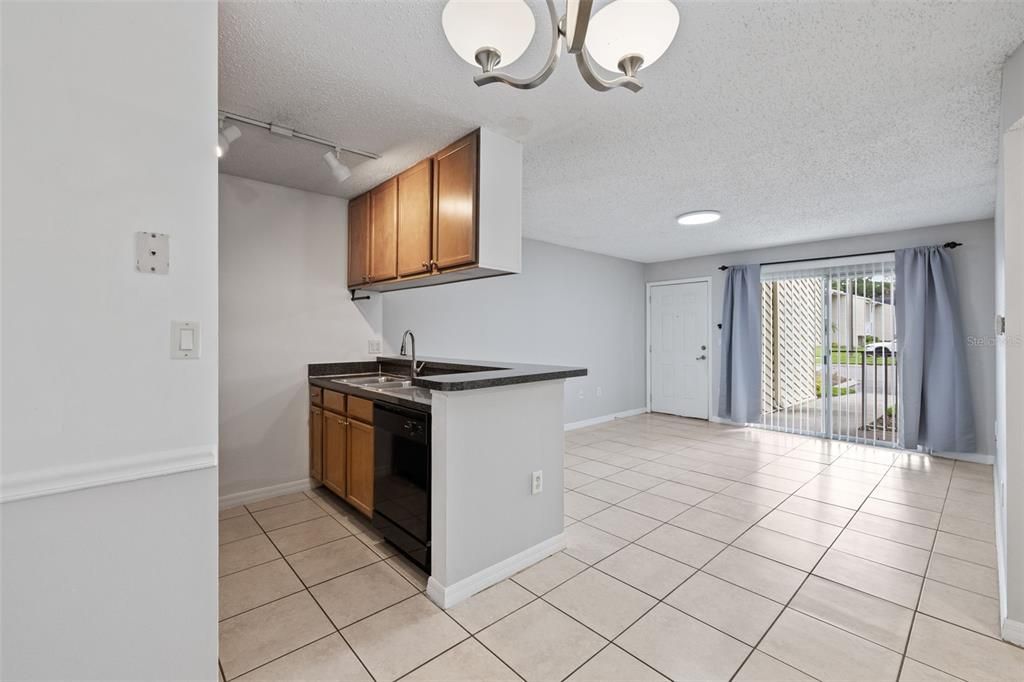 Active With Contract: $141,990 (1 beds, 1 baths, 612 Square Feet)