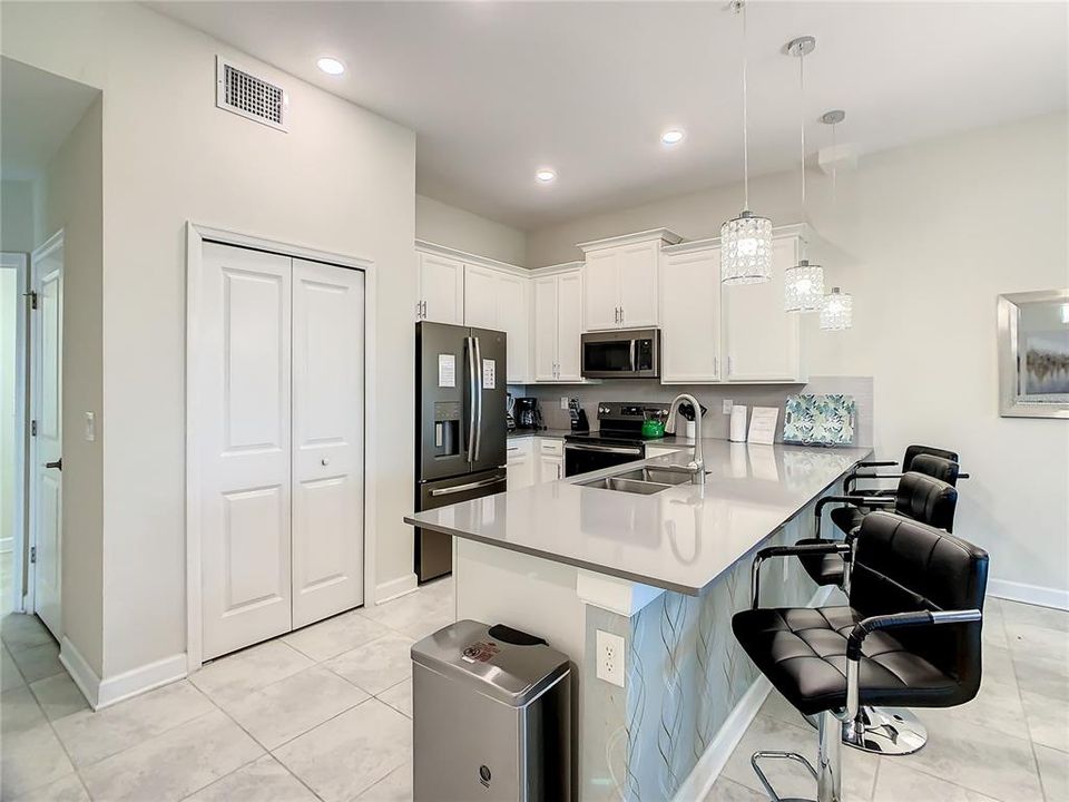 For Sale: $399,900 (2 beds, 2 baths, 1388 Square Feet)