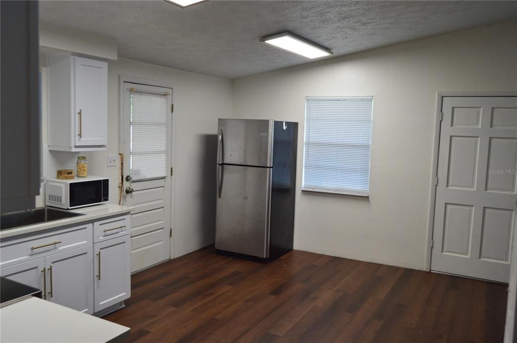 For Rent: $1,800 (2 beds, 1 baths, 816 Square Feet)