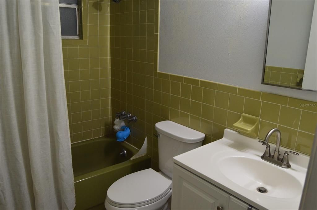 For Rent: $1,800 (2 beds, 1 baths, 816 Square Feet)