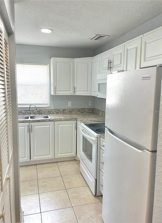 For Sale: $254,900 (2 beds, 2 baths, 1050 Square Feet)