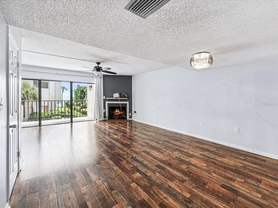 For Sale: $359,000 (2 beds, 2 baths, 1265 Square Feet)