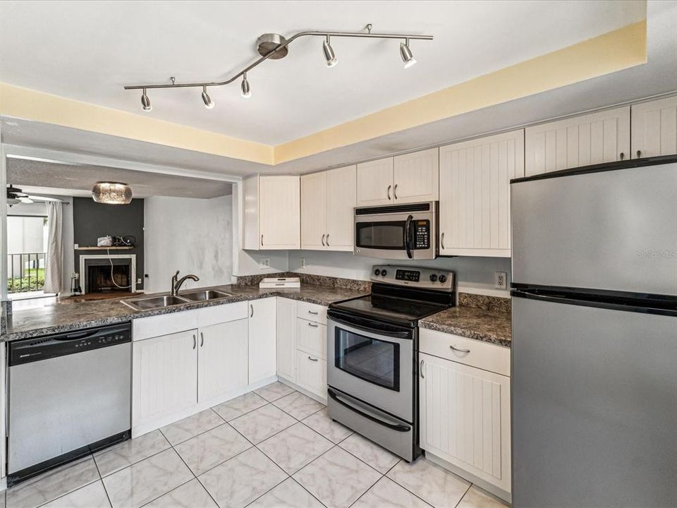 For Sale: $359,000 (2 beds, 2 baths, 1265 Square Feet)