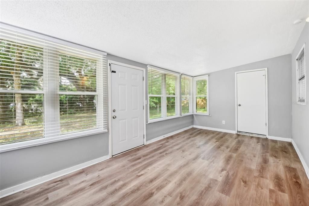 For Sale: $359,900 (3 beds, 2 baths, 1329 Square Feet)