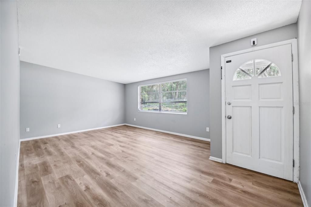 For Sale: $359,900 (3 beds, 2 baths, 1329 Square Feet)