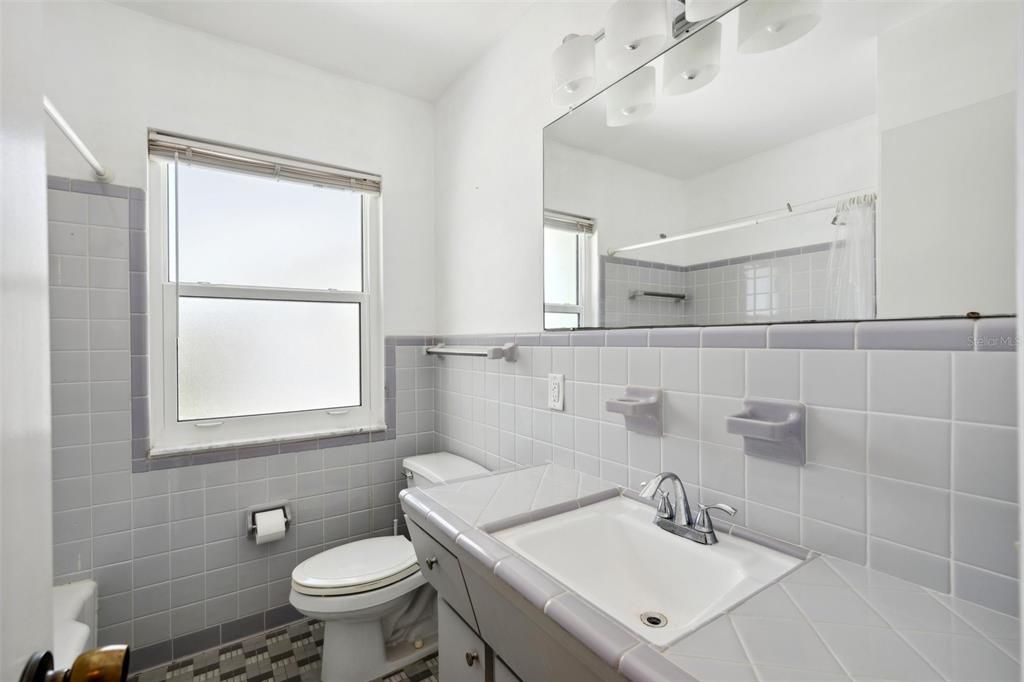 For Sale: $800,000 (2 beds, 1 baths, 1020 Square Feet)