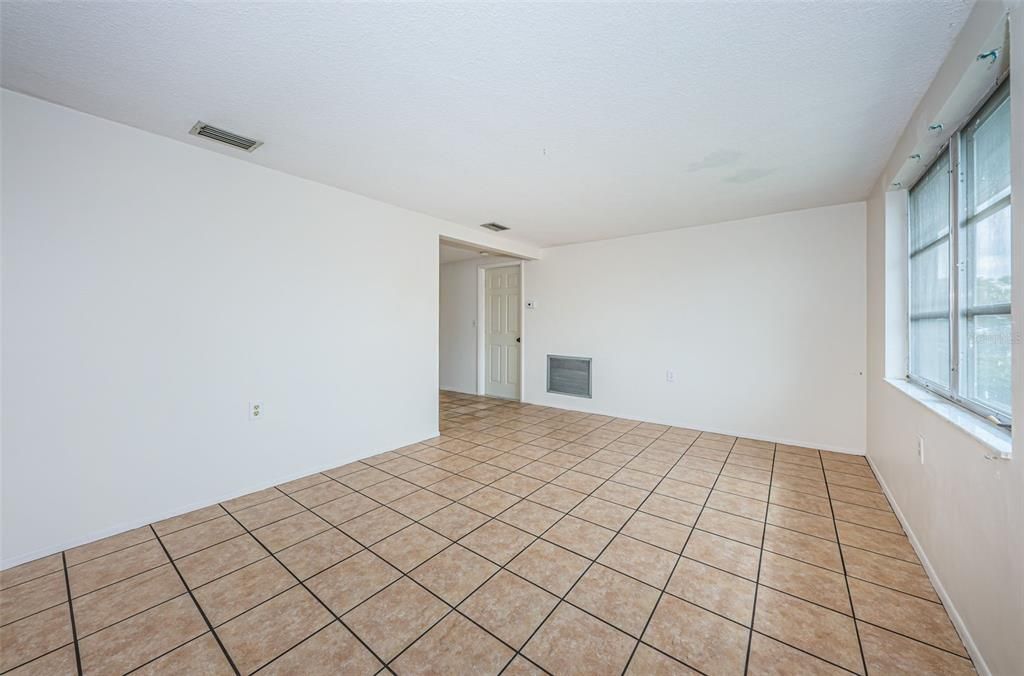 For Rent: $1,500 (2 beds, 1 baths, 992 Square Feet)