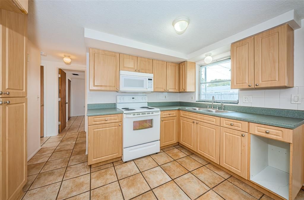 For Rent: $1,500 (2 beds, 1 baths, 992 Square Feet)