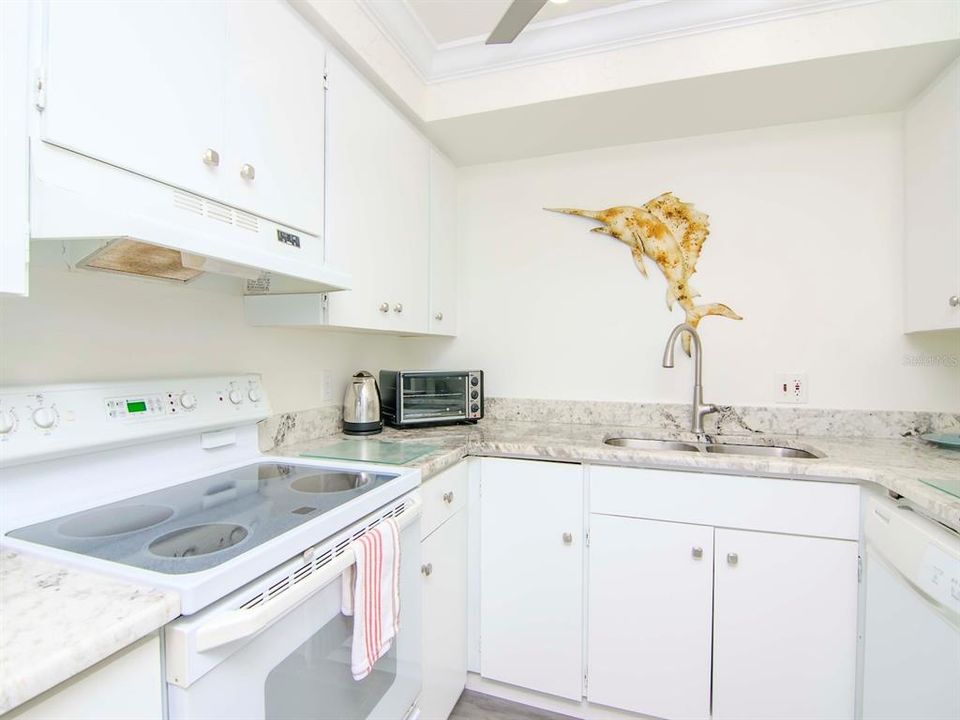 For Sale: $525,000 (1 beds, 1 baths, 760 Square Feet)