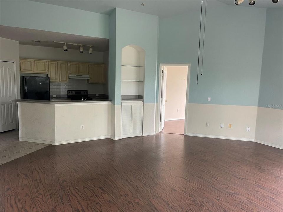 Active With Contract: $1,600 (2 beds, 2 baths, 1064 Square Feet)