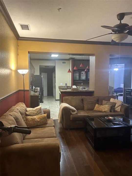 For Rent: $1,900 (2 beds, 2 baths, 1405 Square Feet)