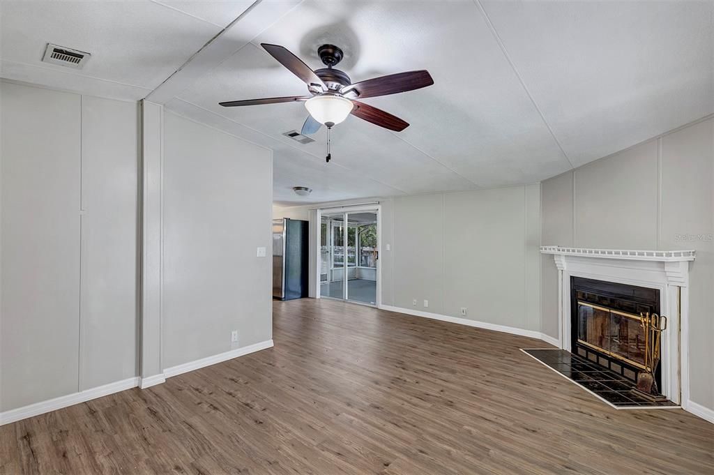 Active With Contract: $209,900 (3 beds, 2 baths, 1512 Square Feet)