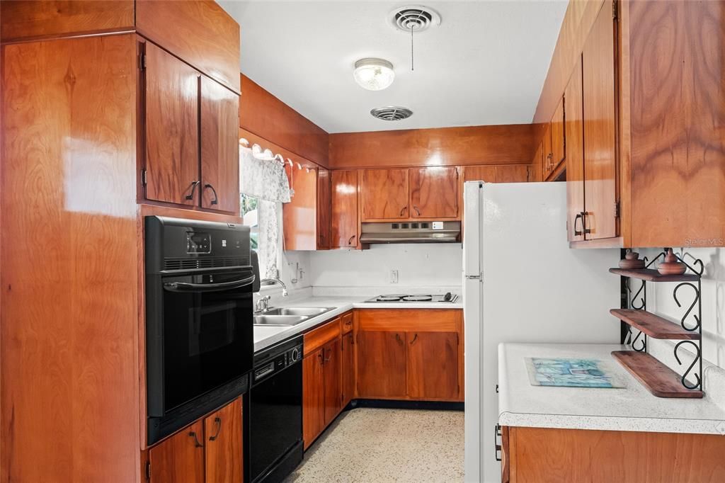 For Sale: $325,000 (2 beds, 2 baths, 1103 Square Feet)