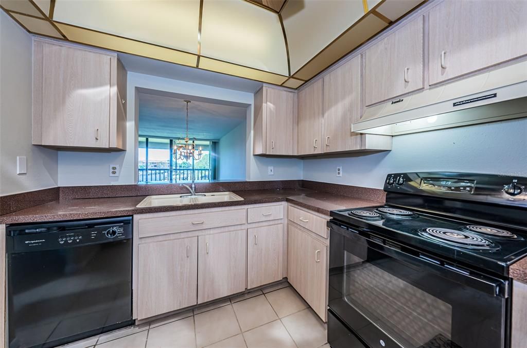 For Sale: $349,000 (2 beds, 2 baths, 1065 Square Feet)