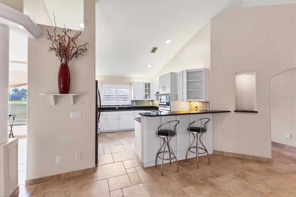 Kitchen w/ breakfast bar