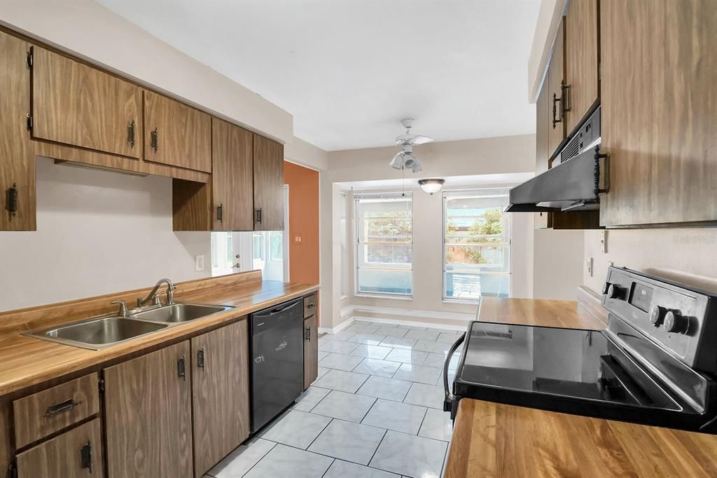 Active With Contract: $318,900 (3 beds, 2 baths, 1606 Square Feet)