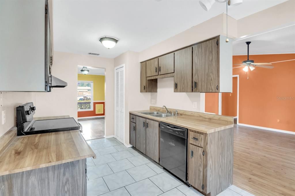 Active With Contract: $318,900 (3 beds, 2 baths, 1606 Square Feet)