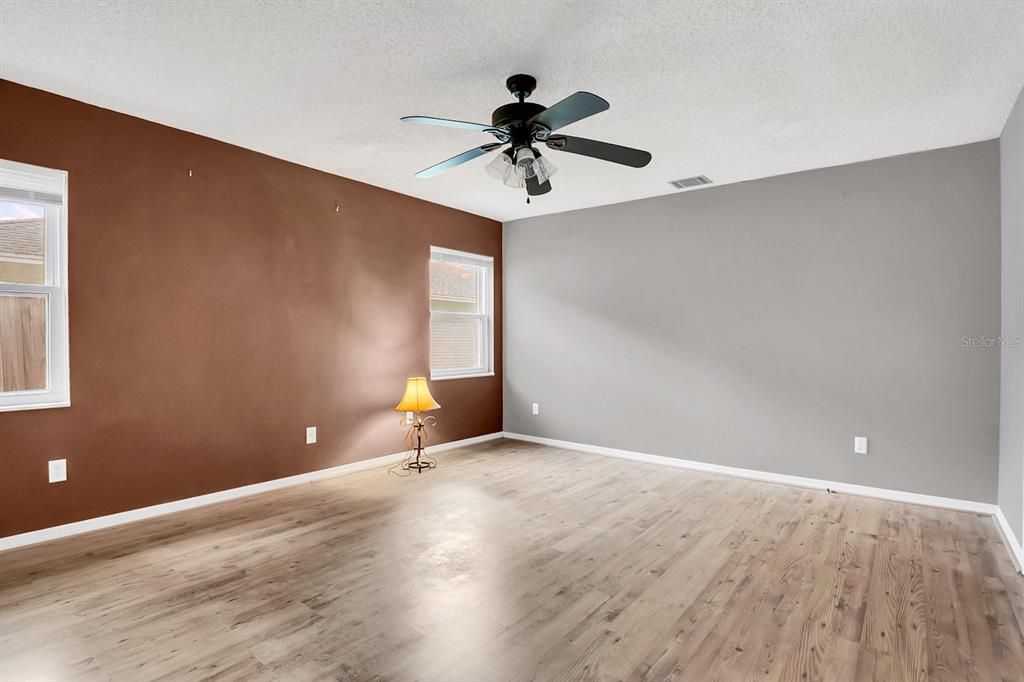 Active With Contract: $318,900 (3 beds, 2 baths, 1606 Square Feet)