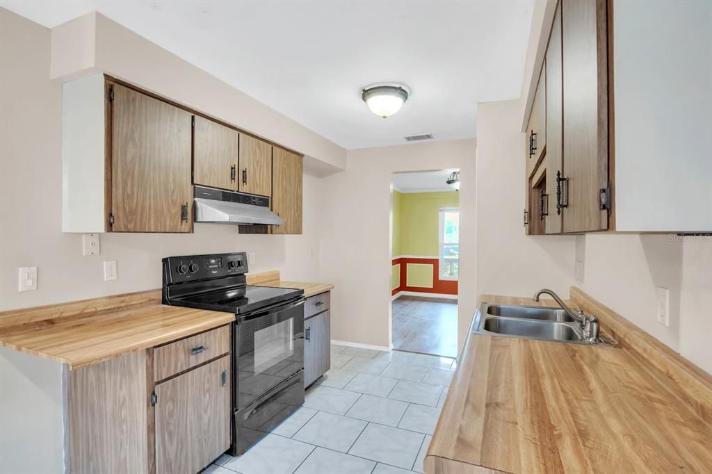 Active With Contract: $318,900 (3 beds, 2 baths, 1606 Square Feet)