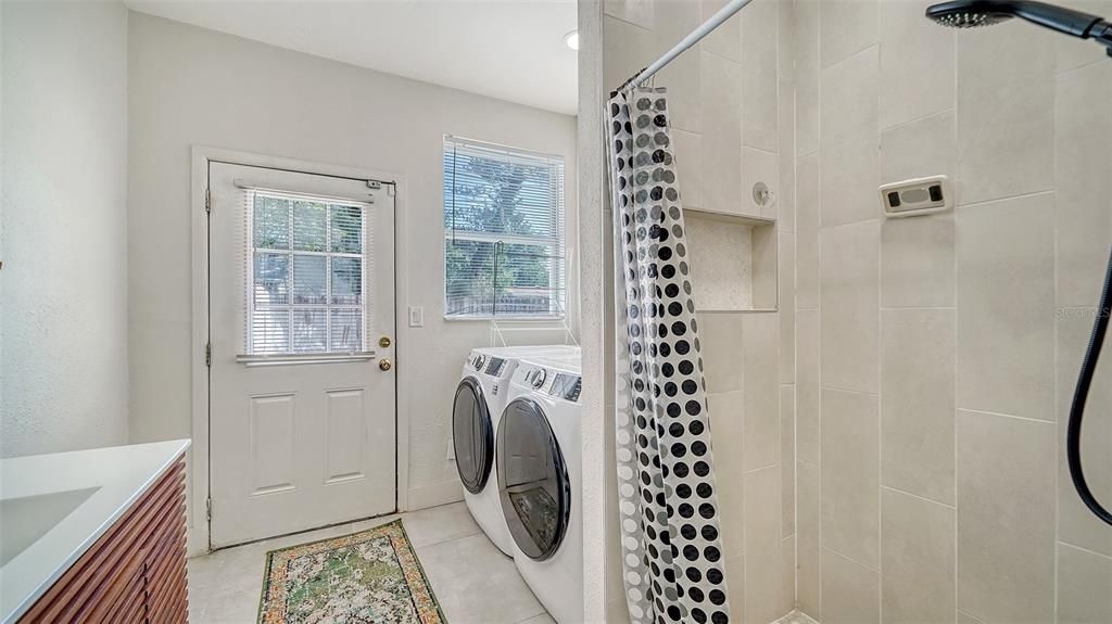 The laundry inside the 2nd Bathroom.