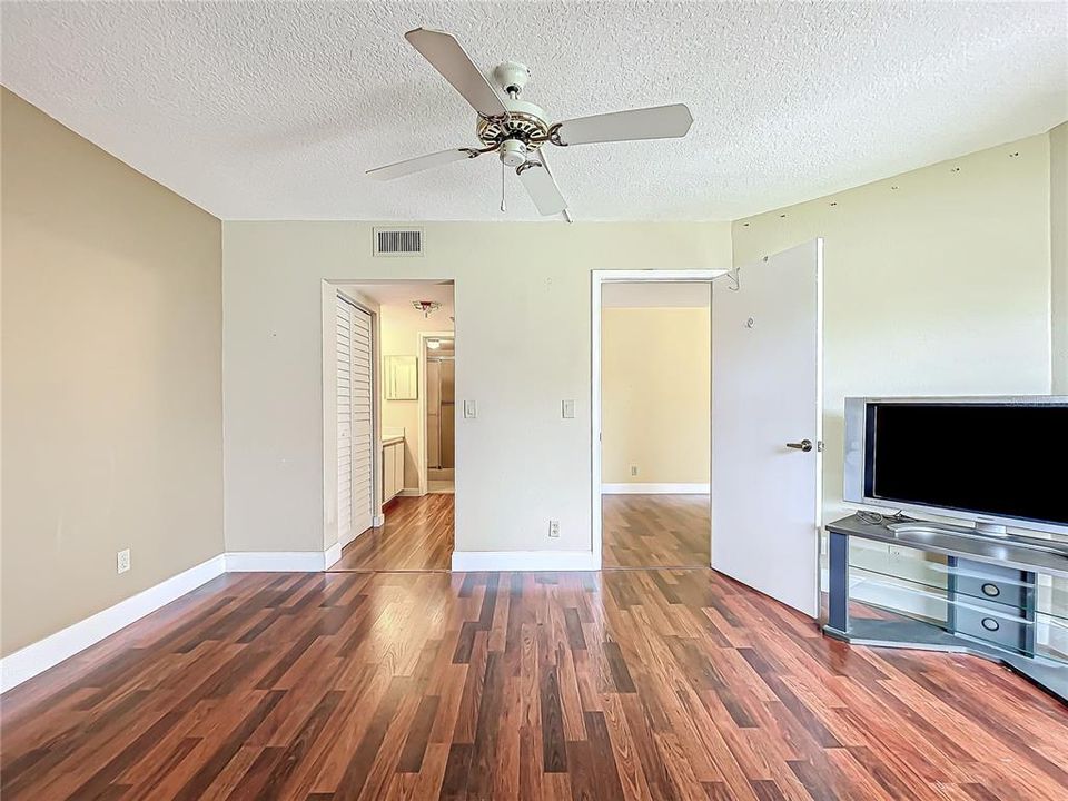 For Sale: $299,900 (3 beds, 2 baths, 1150 Square Feet)