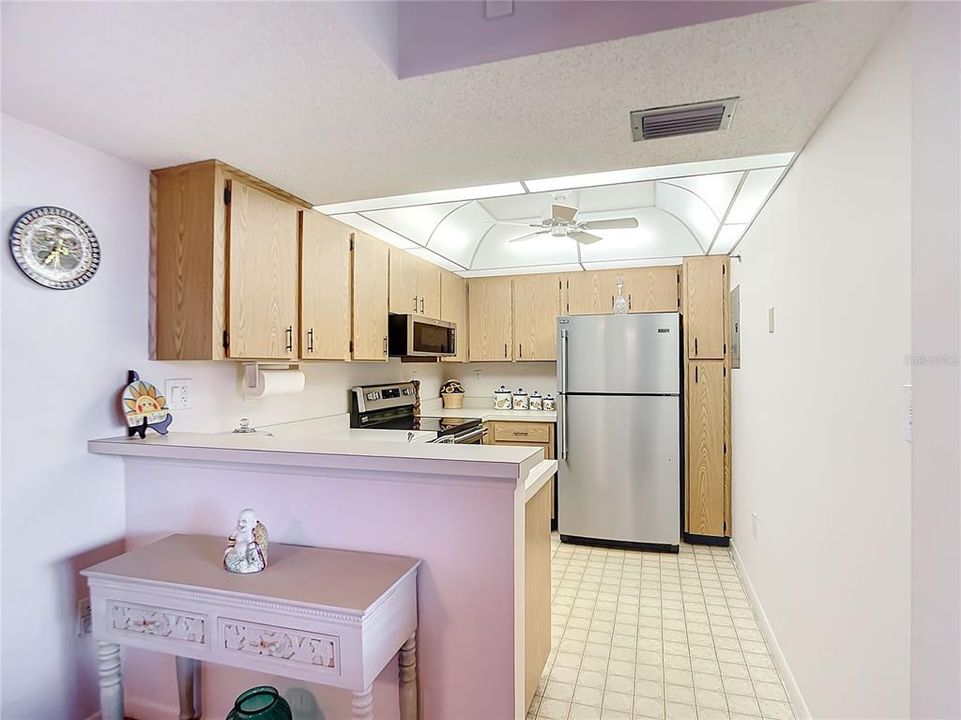 Beautiful Kitchen w/Breakfast Bar!