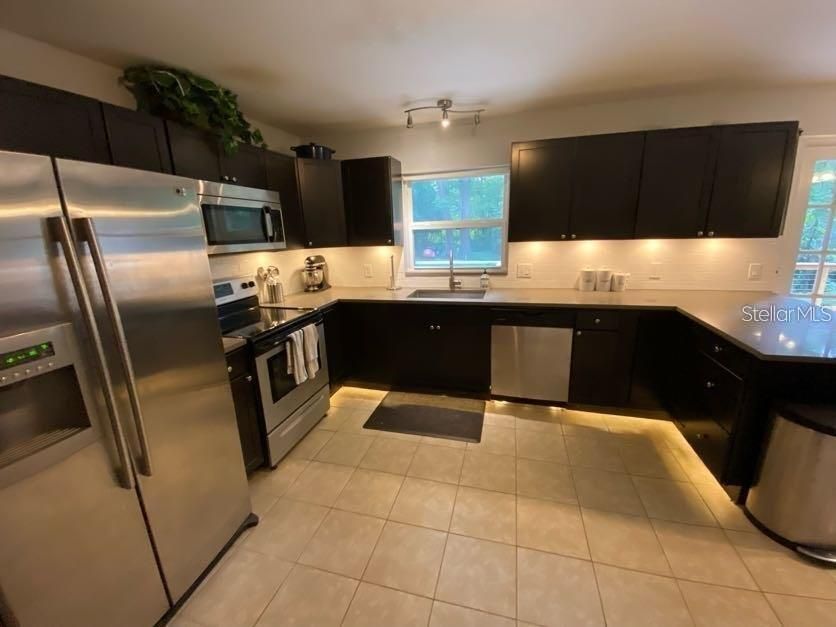 For Rent: $2,650 (3 beds, 2 baths, 1816 Square Feet)