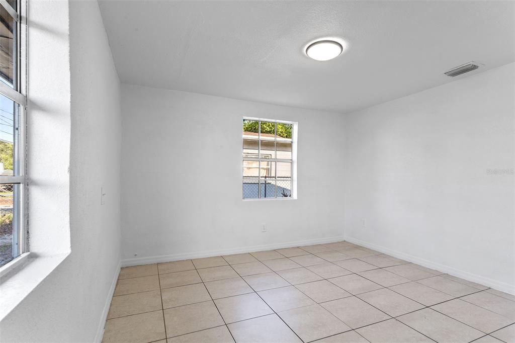 Active With Contract: $159,900 (2 beds, 1 baths, 816 Square Feet)