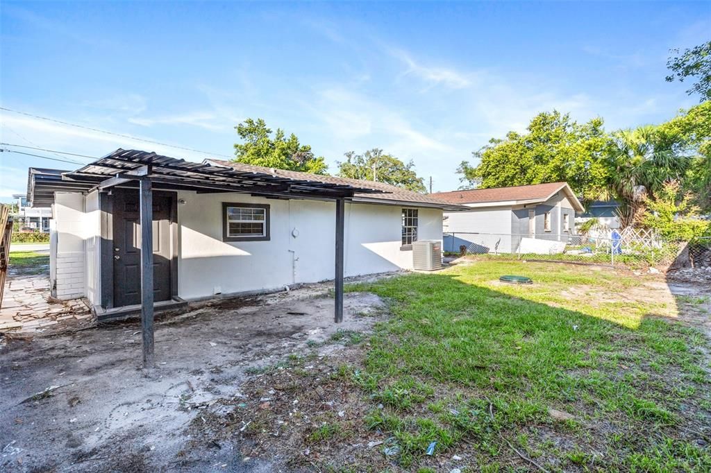 Active With Contract: $159,900 (2 beds, 1 baths, 816 Square Feet)