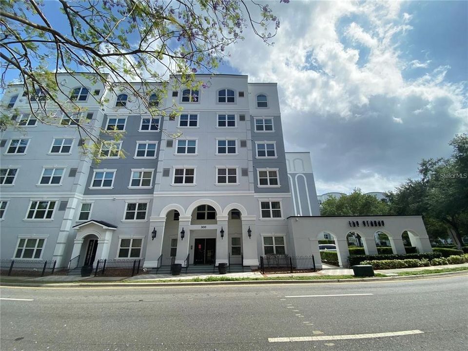 FRONT ENTRY TO THE GRANDE DOWNTOWN