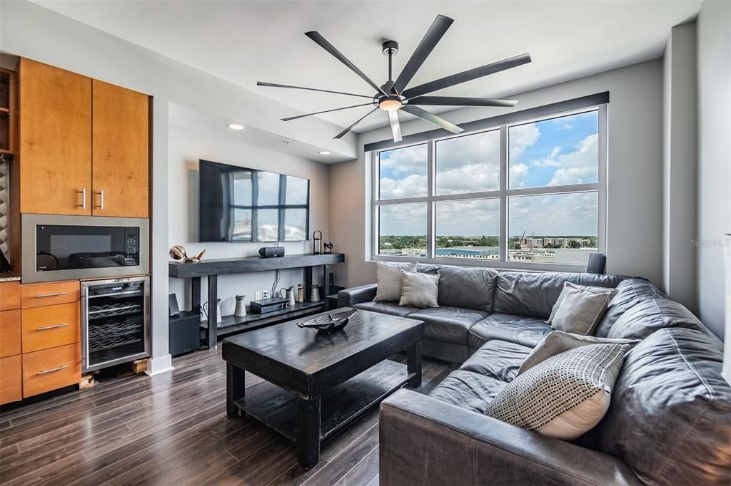 Active With Contract: $1,900 (1 beds, 1 baths, 615 Square Feet)