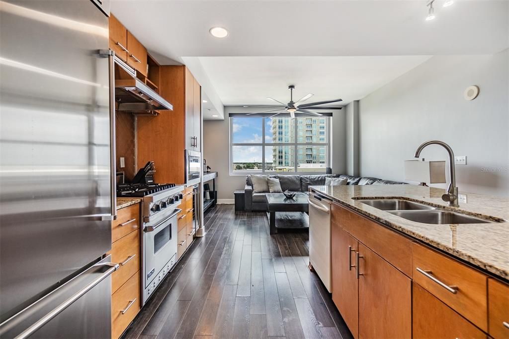 Active With Contract: $1,900 (1 beds, 1 baths, 615 Square Feet)