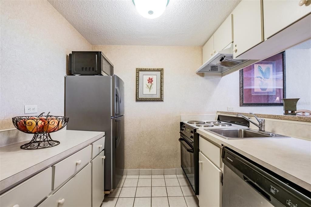 Active With Contract: $175,000 (1 beds, 1 baths, 610 Square Feet)