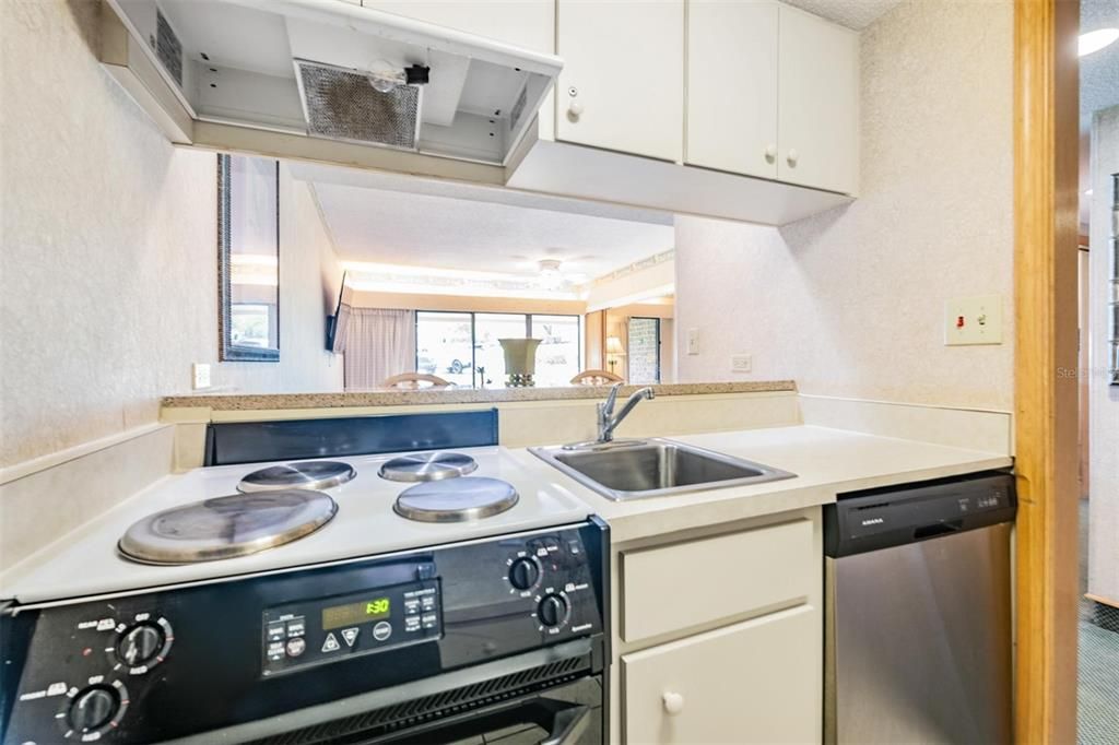 Active With Contract: $175,000 (1 beds, 1 baths, 610 Square Feet)