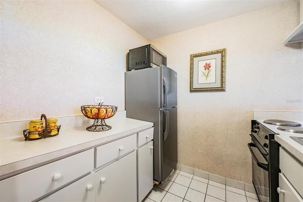 Active With Contract: $175,000 (1 beds, 1 baths, 610 Square Feet)