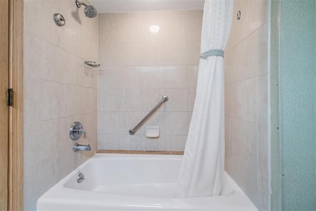 Active With Contract: $175,000 (1 beds, 1 baths, 610 Square Feet)